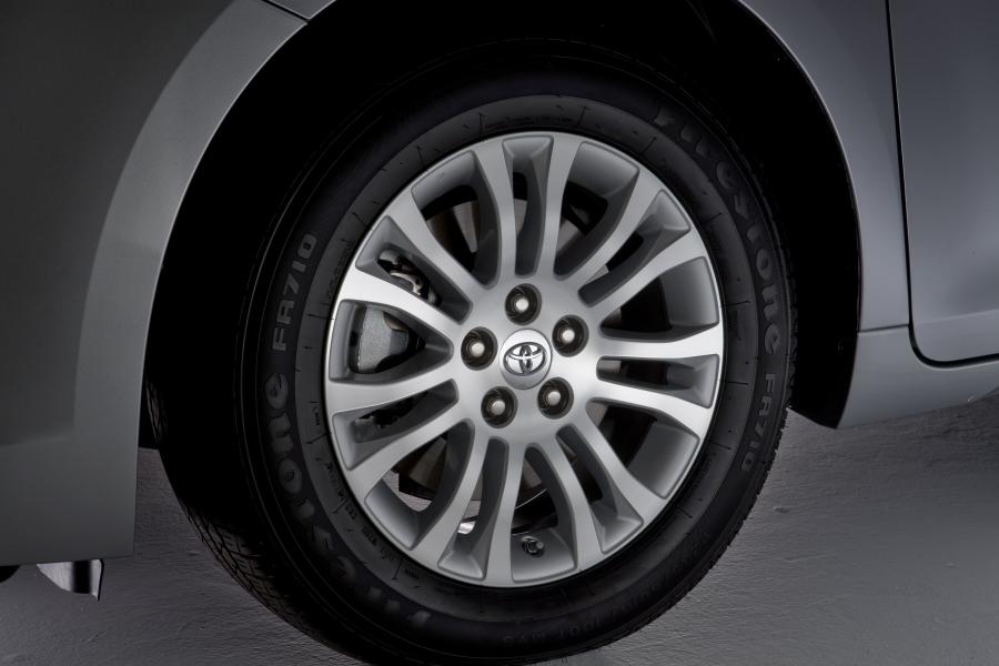  Toyota Sienna XLE 2010 года  (фото 3 из 7)